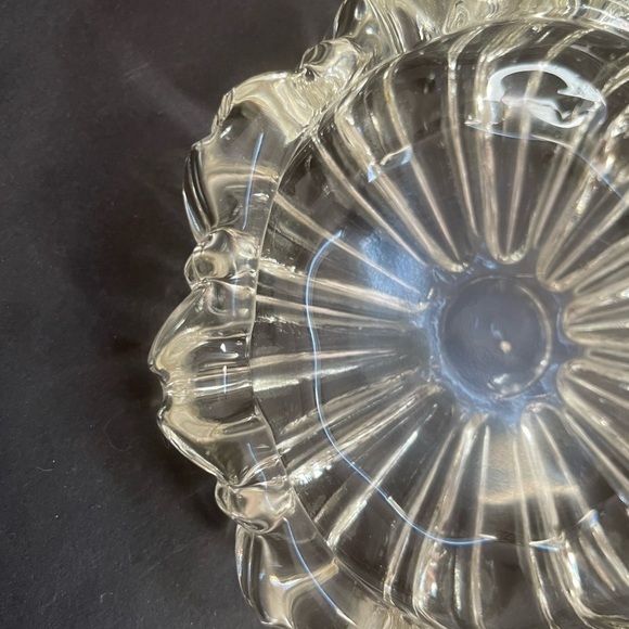 Vintage Crystal Cigar/Cigarette 50s 60s Mid-Century Retro- Daisy Pattern Ashtray - Picture 4 of 8